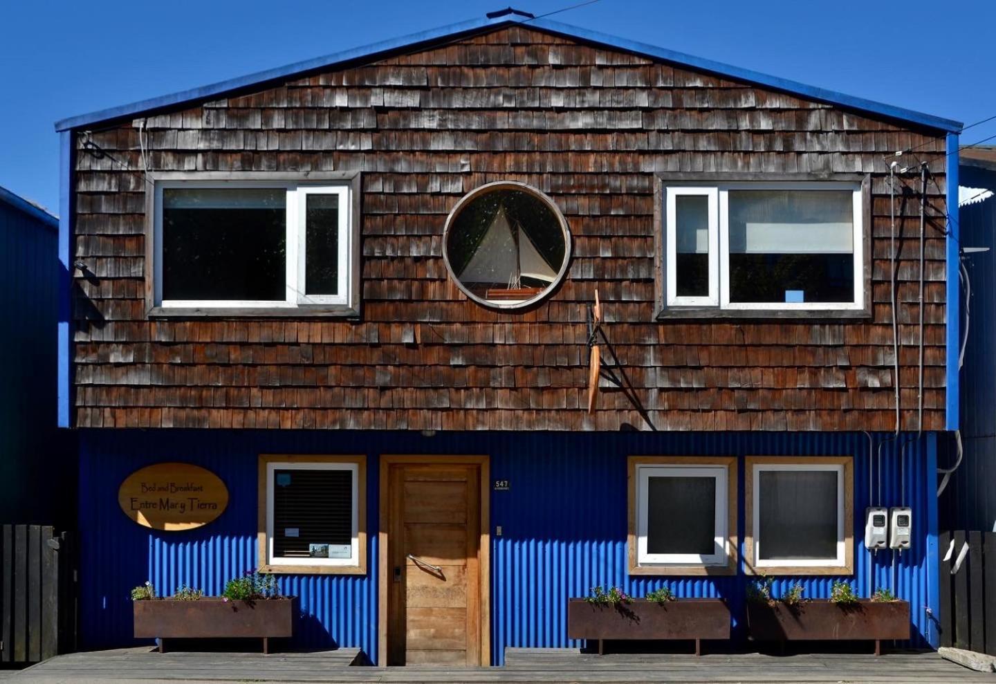 Hotel Palafito Entre Mar Y Tierra Кастро Экстерьер фото